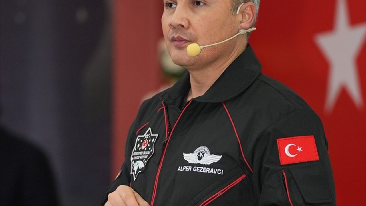 Türkiye'nin İlk Astronotu Alper Gezeravcı, THK Üniversitesi'nde Öğrencilerle Buluştu