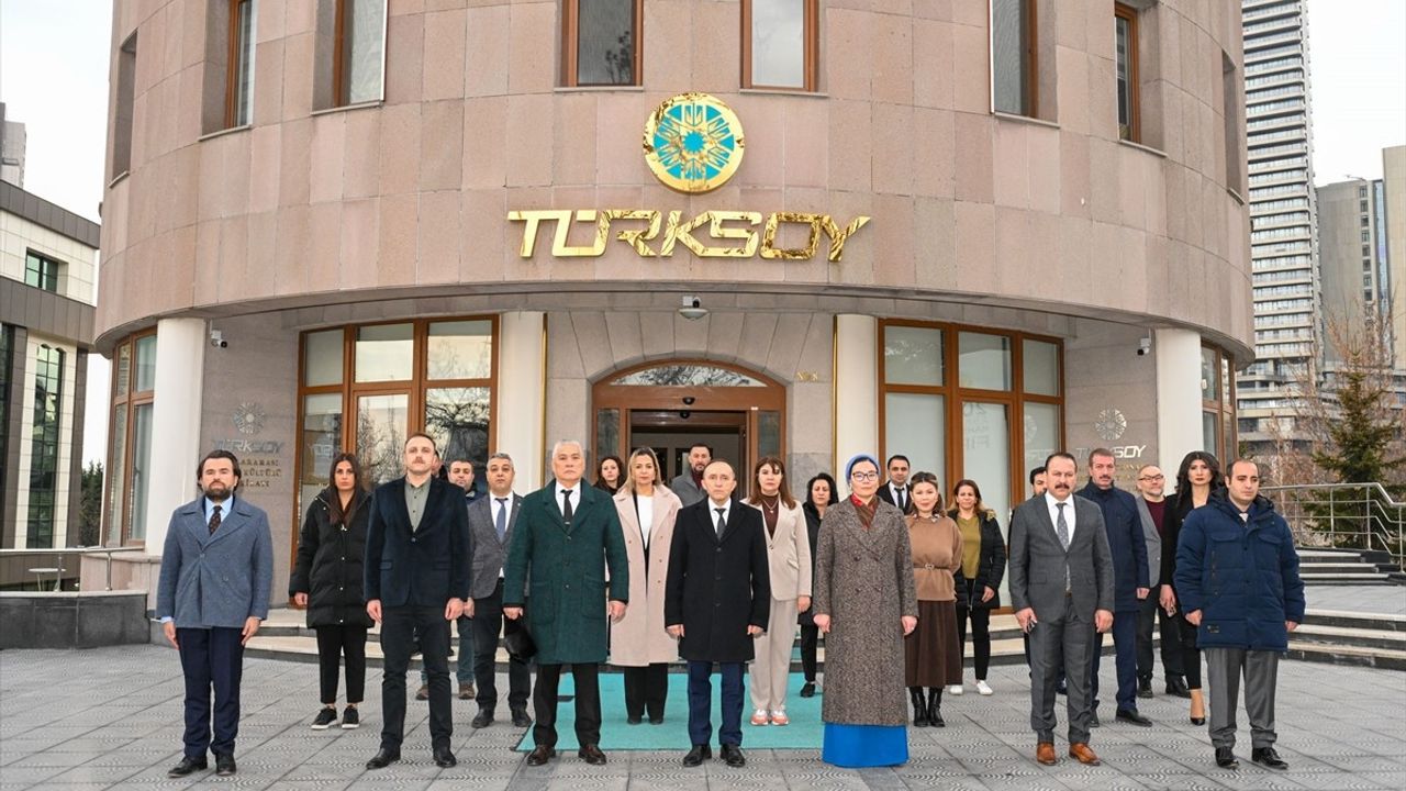 TÜRKSOY Heyeti, Düşen Azerbaycan Uçağında Hayatını Kaybedenler İçin Çelenk Bıraktı