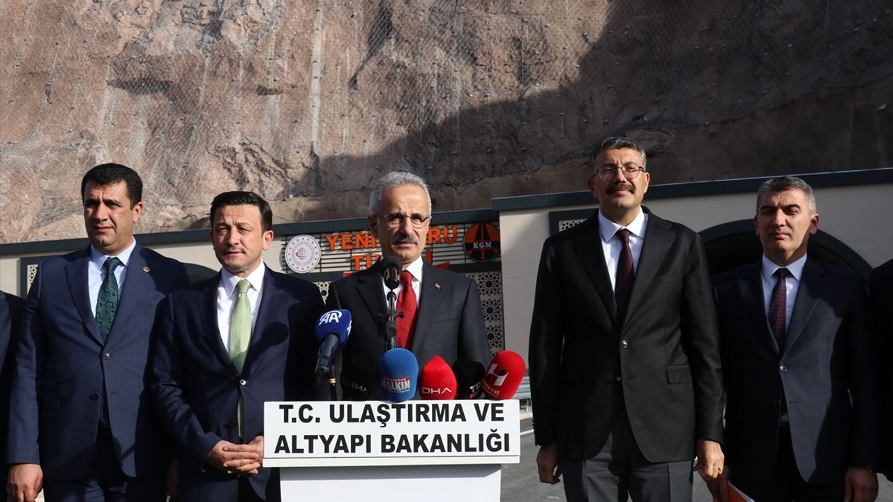 Ulaştırma Bakanı Uraloğlu Hakkari'deki Yeniköprü Tüneli'nde İncelemede Bulundu