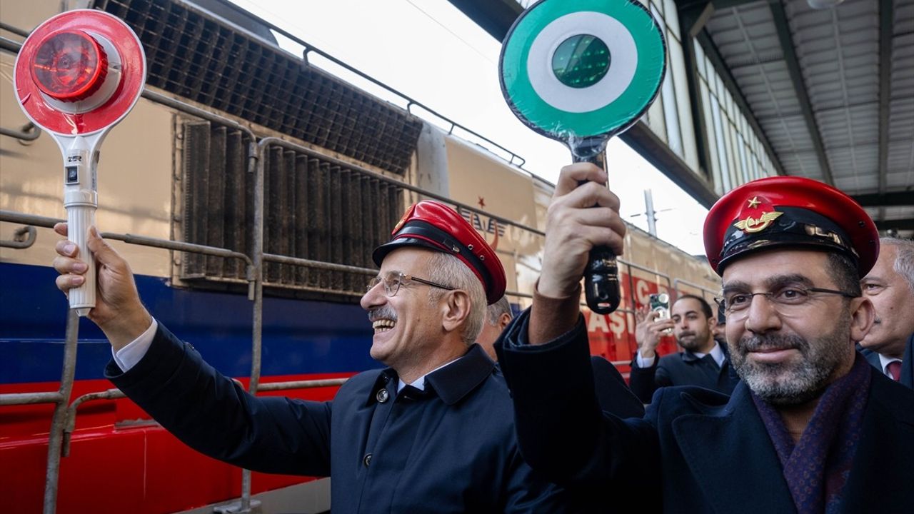 Ulaştırma ve Altyapı Bakanı Uraloğlu, Turistik Doğu Ekspresi'ni Uğurladı