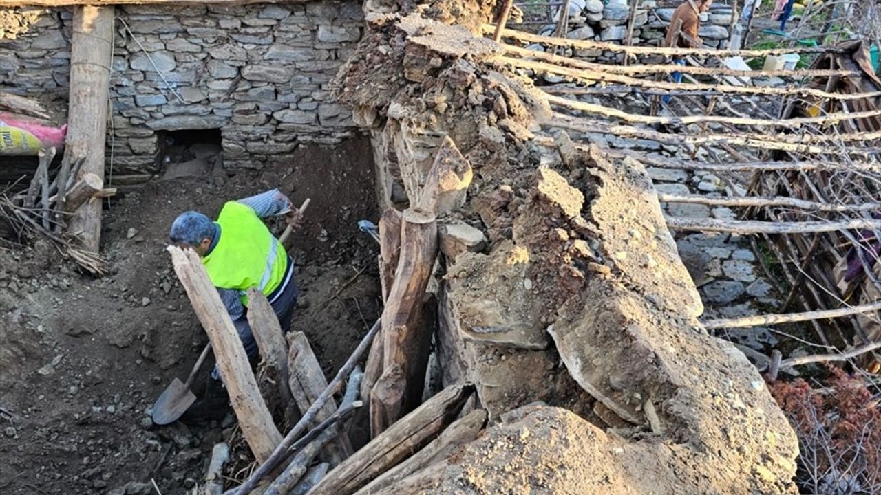 Uşak'ta Ağılda Çatı Çökmesi: 3 Koyun Hayatını Kaybetti