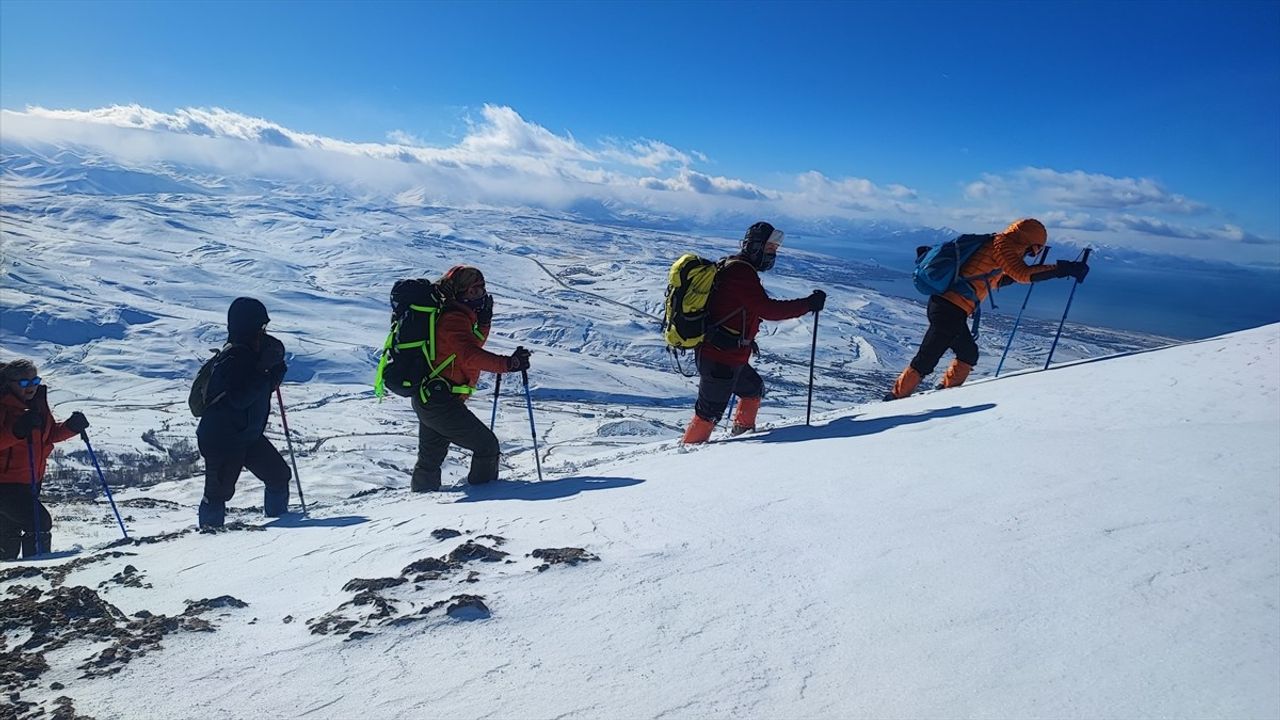 Van'da 18 Dağcı Küçük Erek Dağı'na Zirve Tırmanışı Gerçekleştirdi