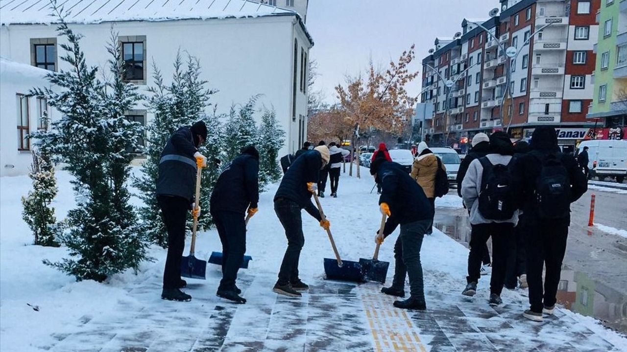 Van'da 21 Yerleşim Yerinin Yolu Kapatıldı