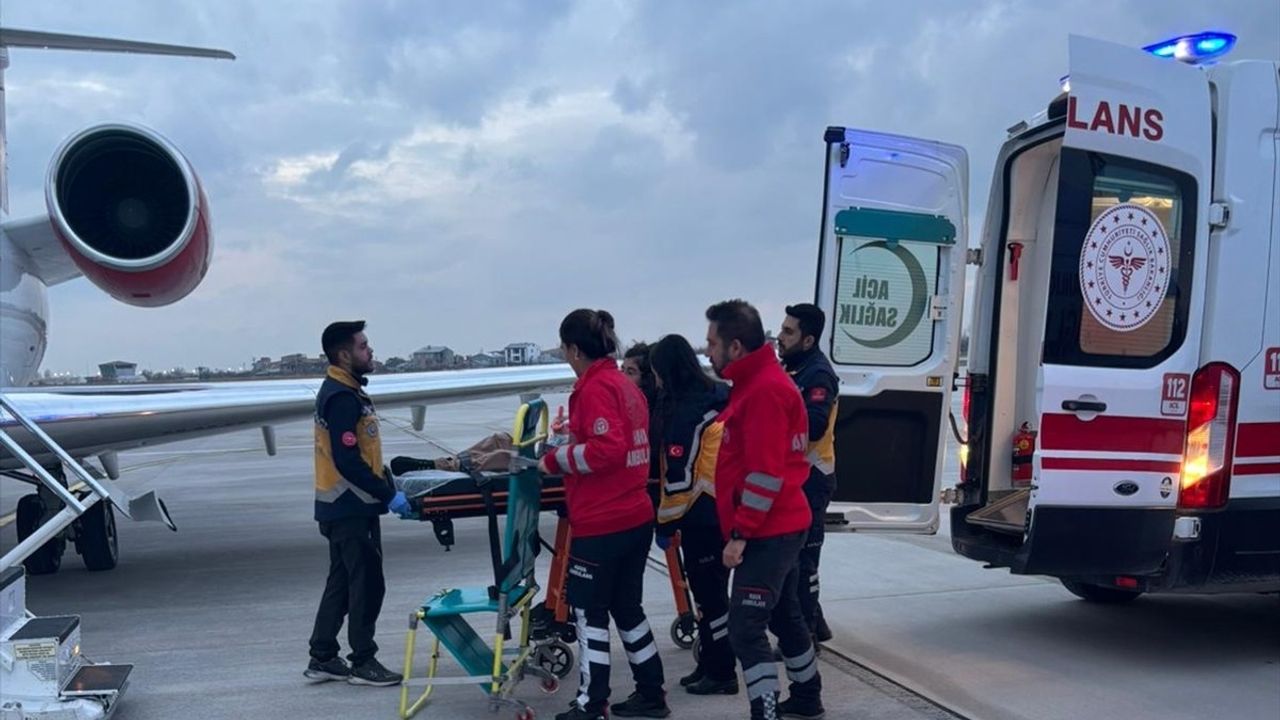 Van'da İki Hasta Ambulans Uçakla İstanbul'a Sevk Edildi