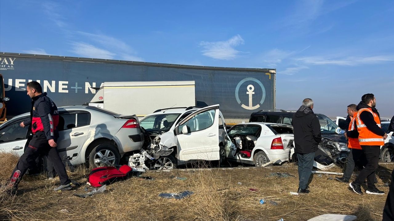 Van'da Zincirleme Trafik Kazalarında 1 Ölü, 51 Yaralı
