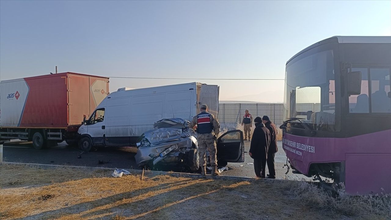 Van'da Zincirleme Trafik Kazası: Çok Sayıda Yaralı Var