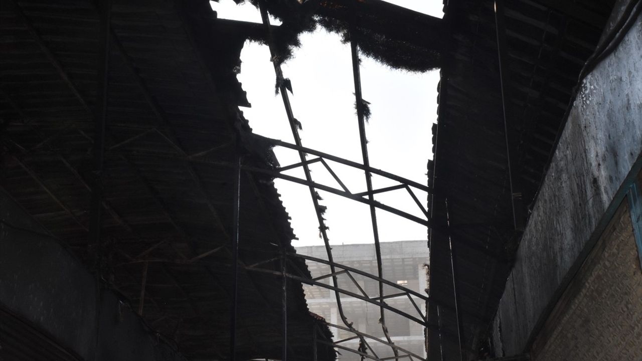 Van'daki Mısır Çarşısı'nda Yangın Çıktı: Sebebi Araştırılıyor