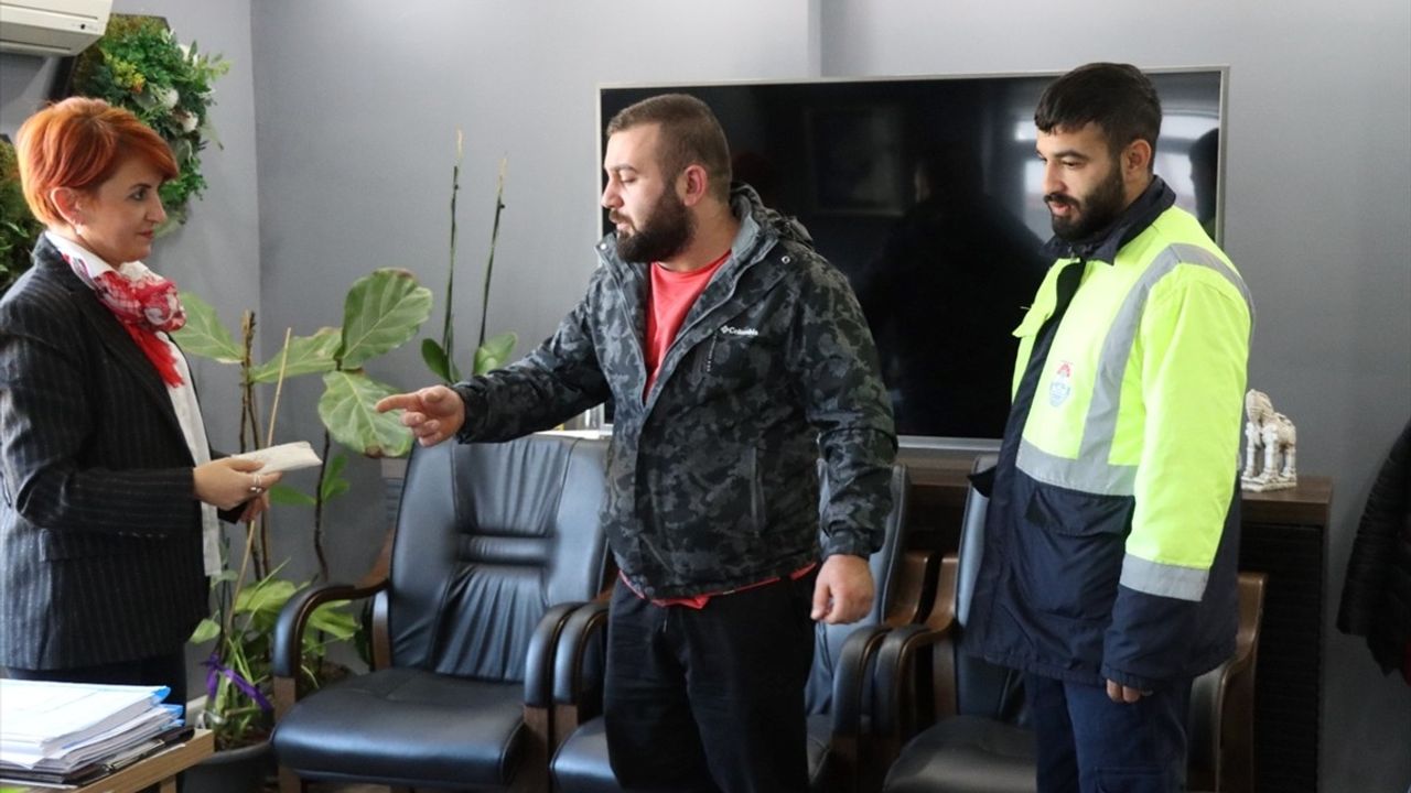 Yalova'da Temizlik İşçisi Bulduğu Cüzdanı Sahibine Ulaştırdı