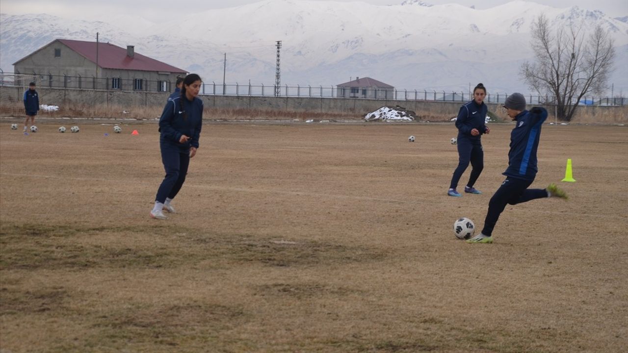 Yüksekova Spor'un Kalecisi Şeymanur Hapaç, Kadınlar 1. Ligi'nde 1 Golle Kalesini Gole Kapattı