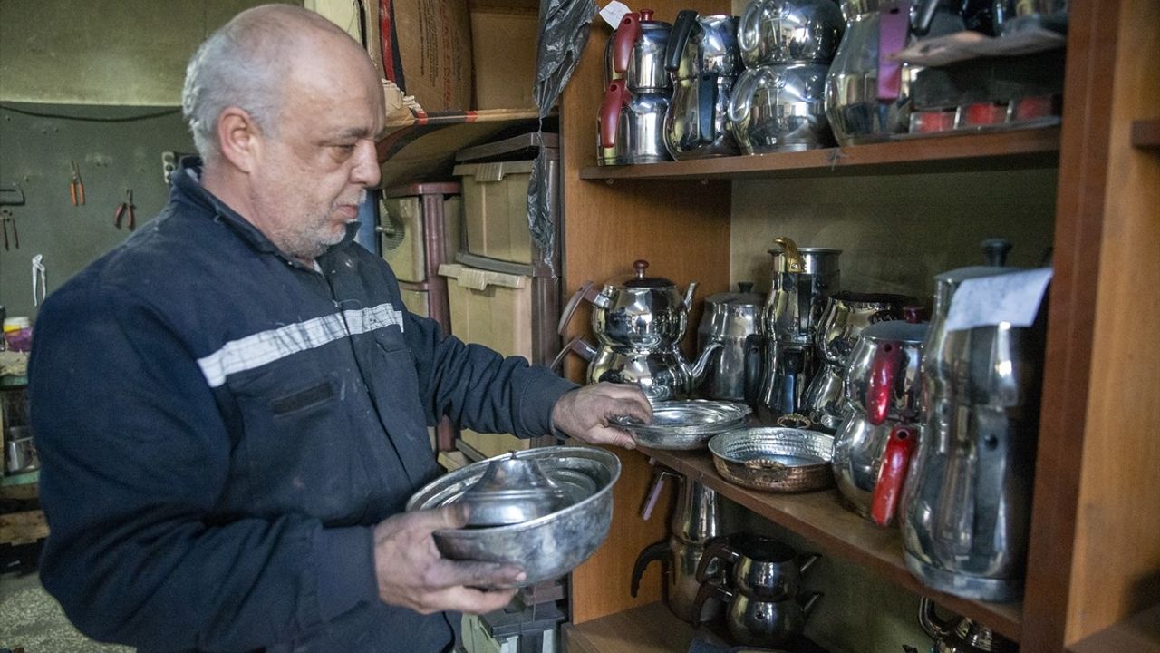 Zafer Yıldız, Kayınpederinden Kalan Dükkanında Mutfak Eşyalarına Hayat Veriyor