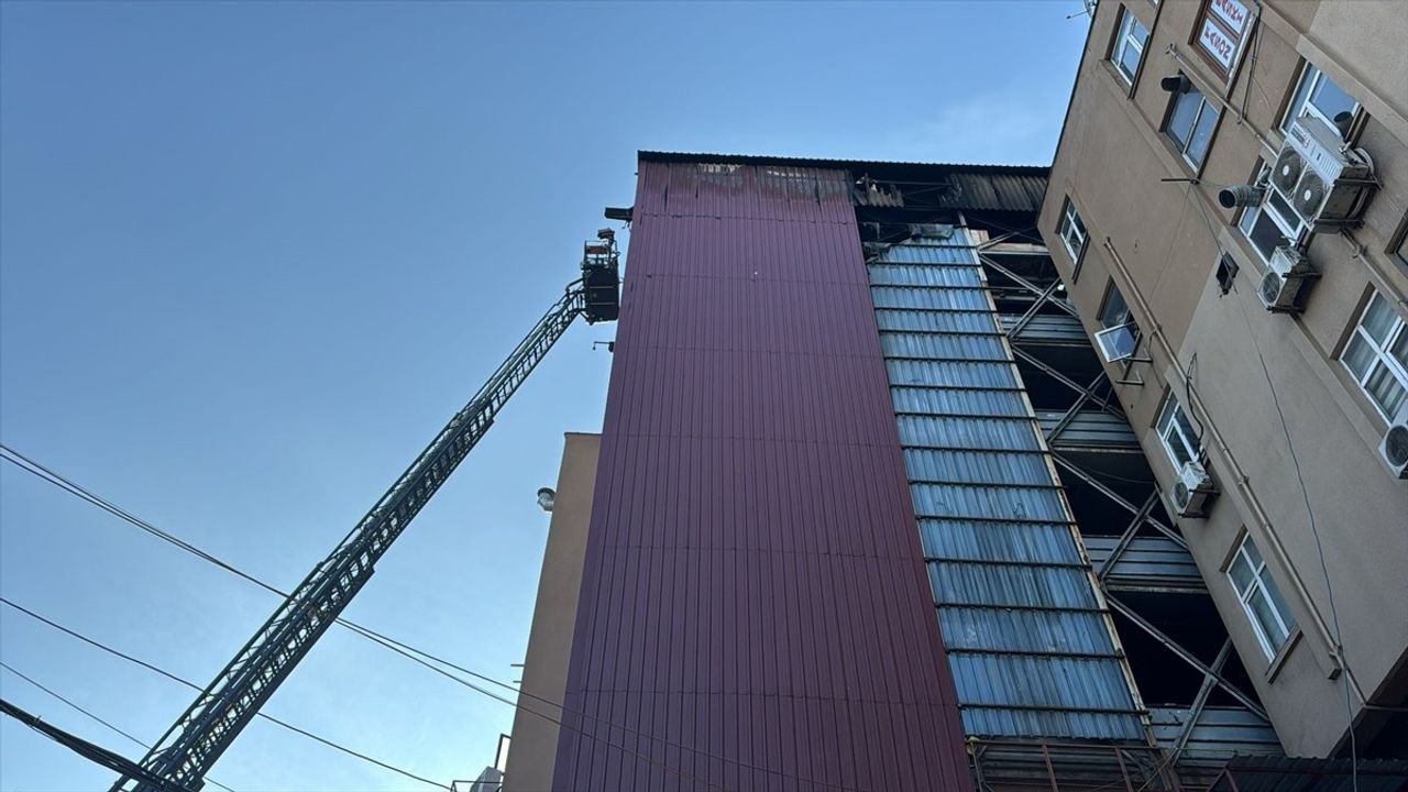 Zeytinburnu'ndaki 6 Katlı Binanın Asansöründe Yangın Çıktı