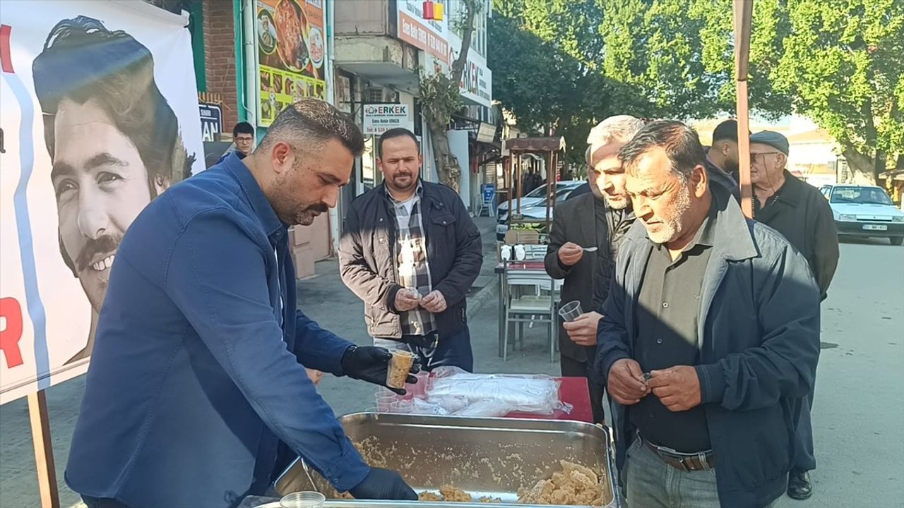 Adana'da Esnaf Ferdi Tayfur İçin Helva Dağıttı