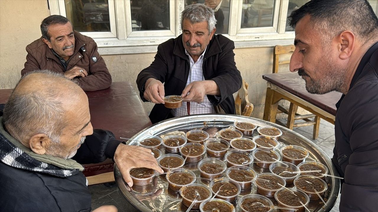 Adana'da Ferdi Tayfur İçin Helva Dağıtıldı