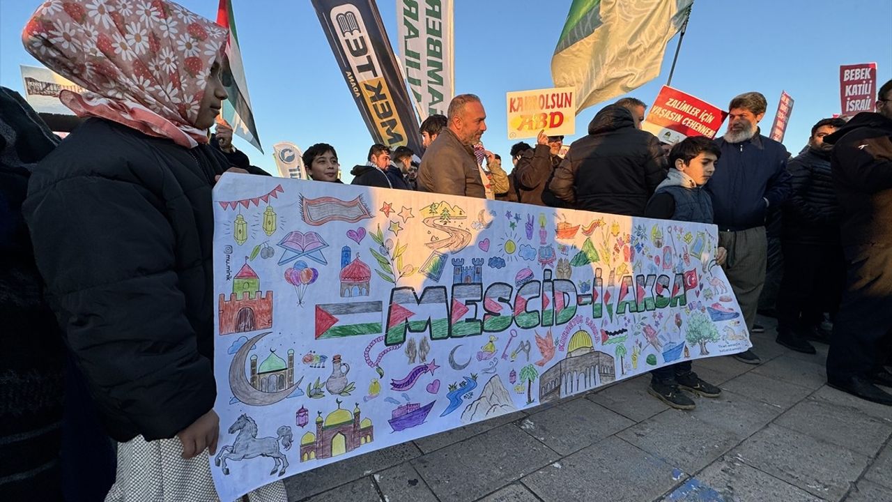 Adana'da Filistin'e Yönelik İsrail Saldırılarına Protesto Düzenlendi