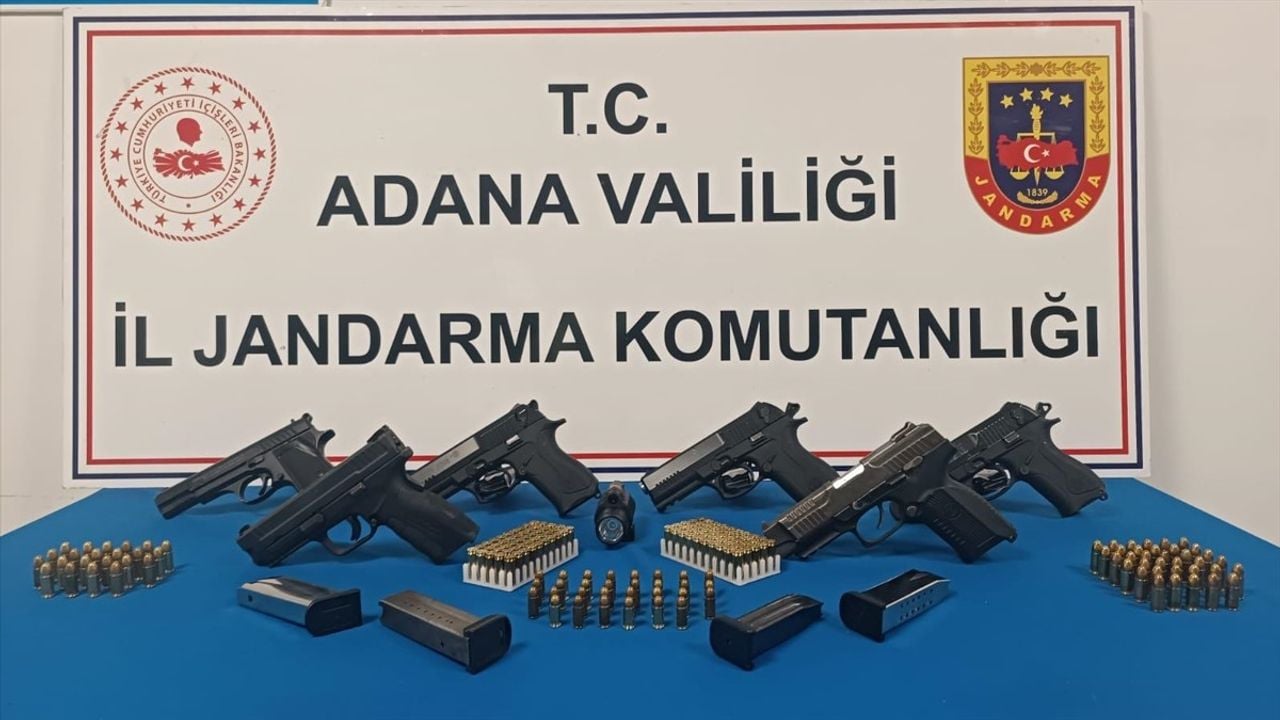 Adana'da İki Araçta 6 Ruhsatsız Tabanca Ele Geçirildi