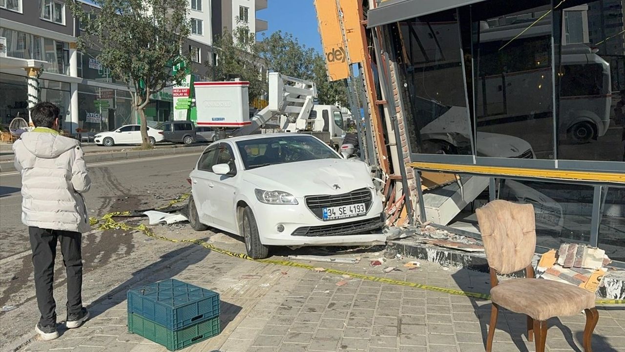 Adana'da Otomobil ve Motosiklet Kazasında Dört Kişi Yaralandı