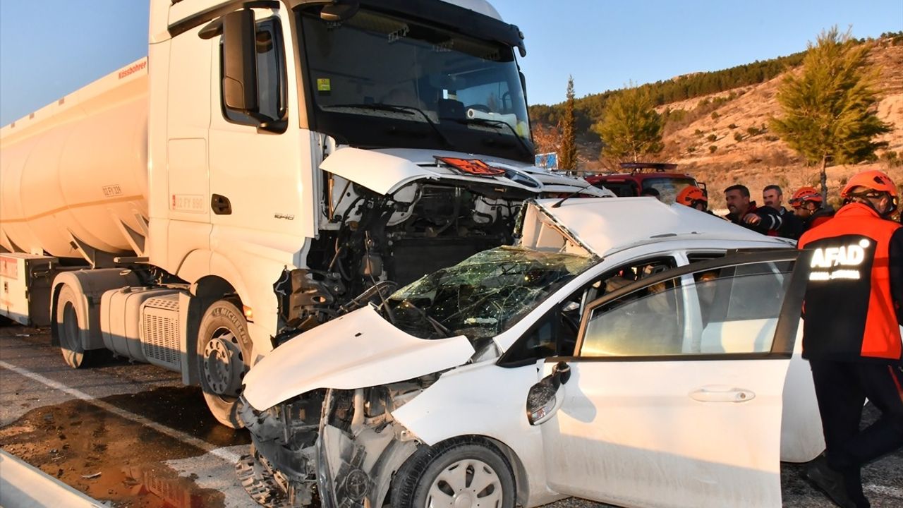 Adıyaman'da Yakıt Tankeri ile Otomobil Çarpıştı: 4 Ölü, 4 Yaralı