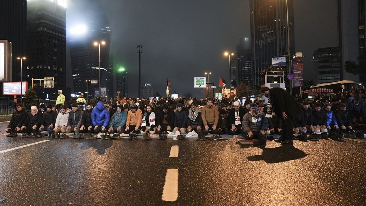 AGD Üyelerinden İstanbul'da İsrail Başkonsolosluğu Önünde Filistin Protestosu