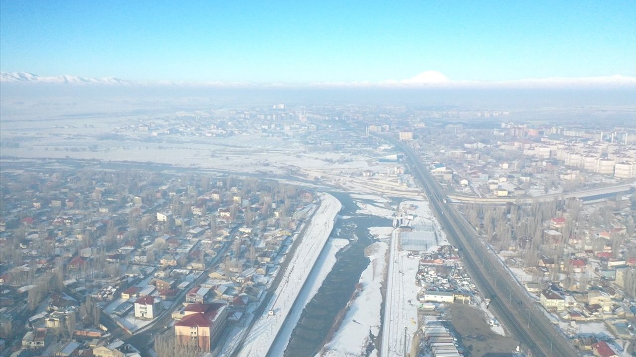 Ağrı'da Dondurucu Soğuklar Murat Nehri'nden Buz Kütleleri Aktırdı