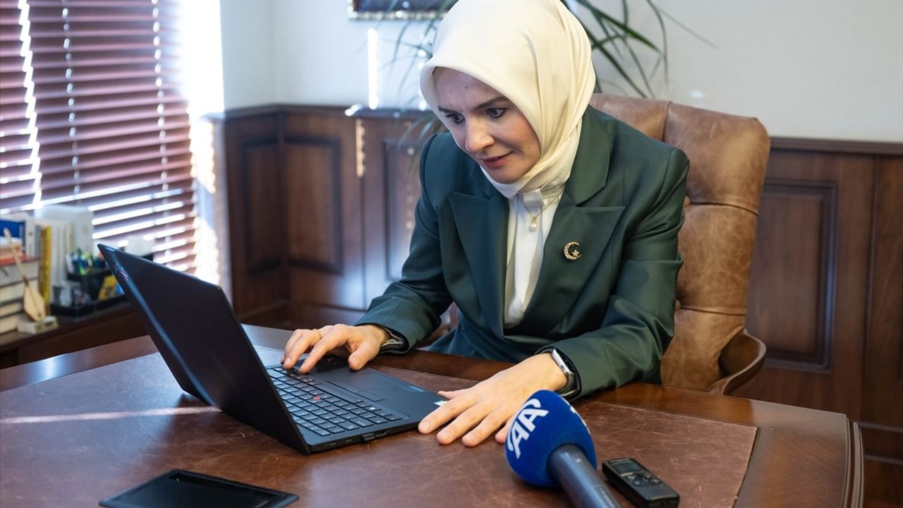 Aile ve Sosyal Hizmetler Bakanı Mahinur Özdemir Göktaş, Anadolu Ajansı'nın 'Yılın Kareleri' Oylamasına Katıldı