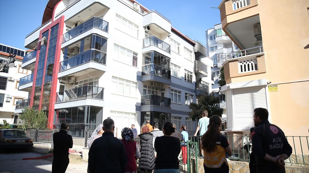 Alanya'da 4 Katlı Binada Yangın: 5 Kişi Kurtarıldı