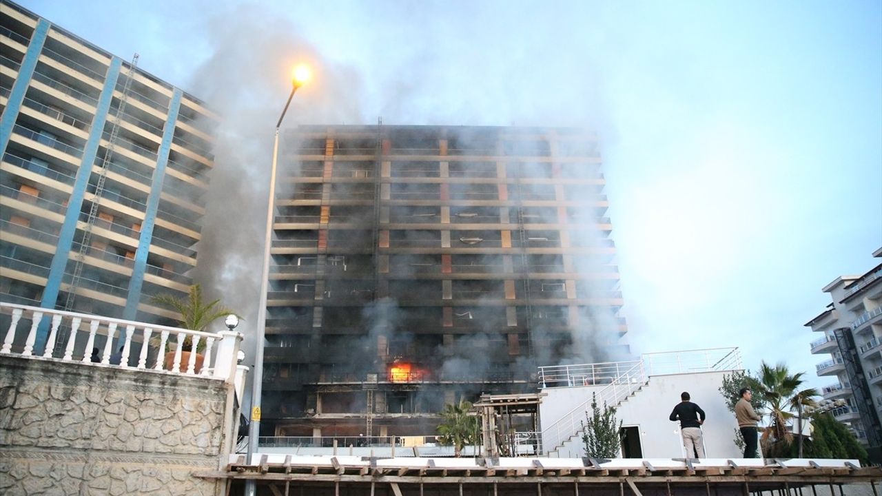 Alanya'daki Tadilat Devam Eden Otelde Çıkan Yangın Söndürüldü