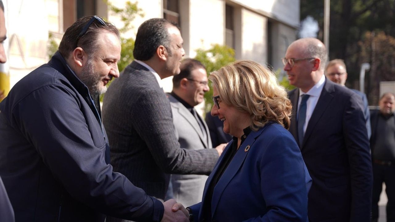 Almanya Kalkınma Bakanı Schulze, Şam'da Sağlık Kuruluşlarını Ziyaret Etti