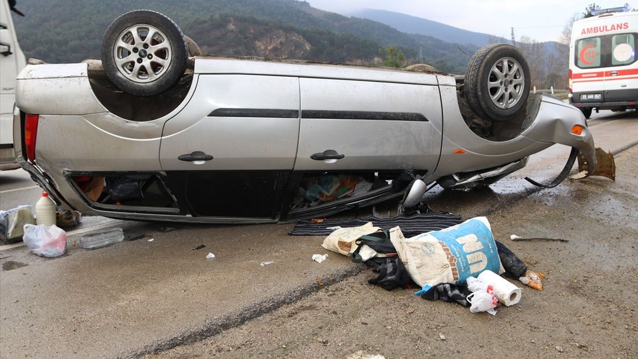 Amasya'da Otomobilin Devrilmesi Sonucu 4 Kişi Yaralandı