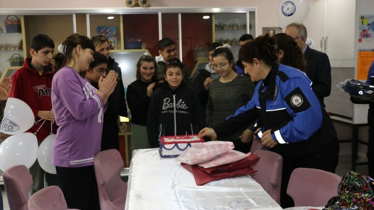 Amasya'da Polislerden Engelli Öğrenciye Doğum Günü Sürprizi