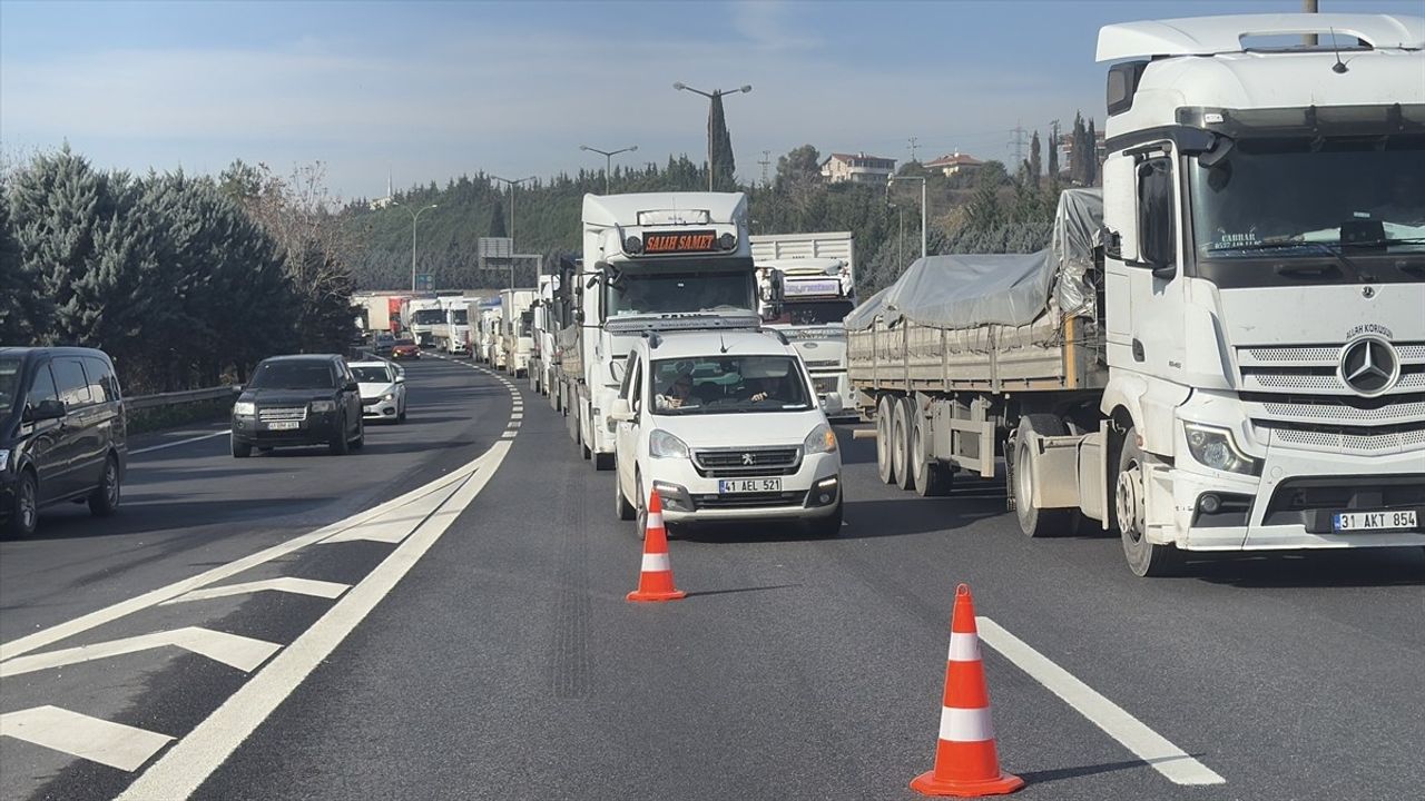 Anadolu Otoyolu'nda Bariyere Çarpan Otomobilde 4 Yaralı