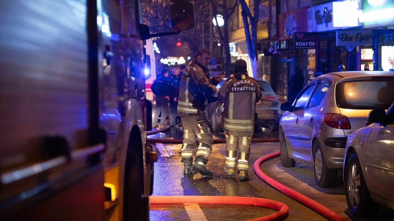 Ankara'da Apartman Yangınında 9 Kişi Dumandan Etkilendi