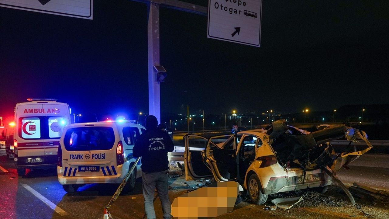 Ankara'da Bariyerlere Çarpan Otomobilde Sürücü Hayatını Kaybetti