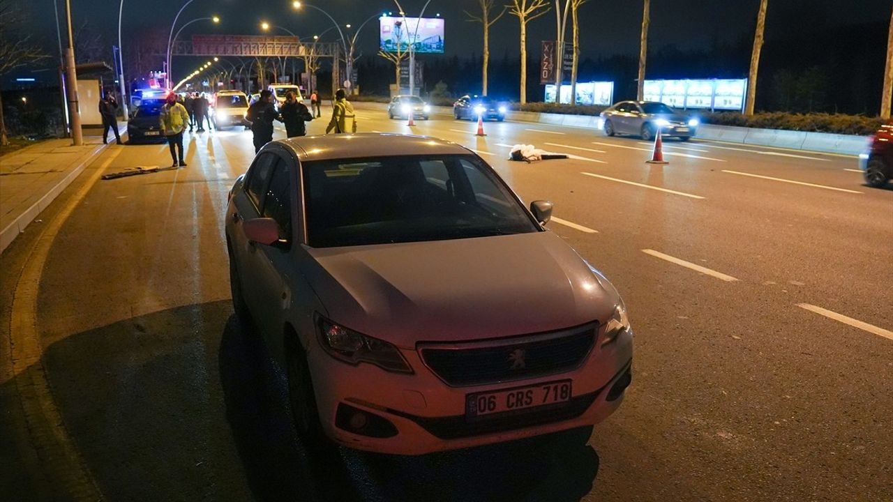 Ankara'da Seyir Halindeki Araçtan Atlayan Genç Kız Hayatını Kaybetti