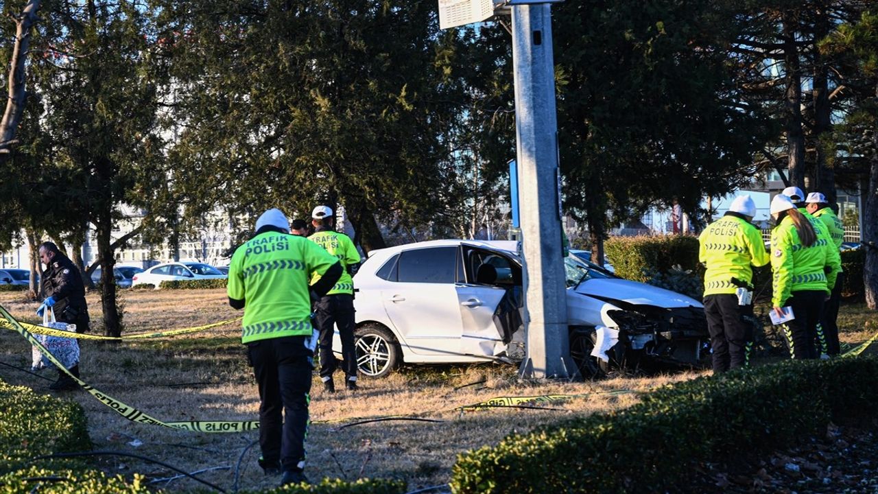 Ankara'da Trafik Kazası: Direğe Çarpan Otomobilin Sürücüsü Hayatını Kaybetti