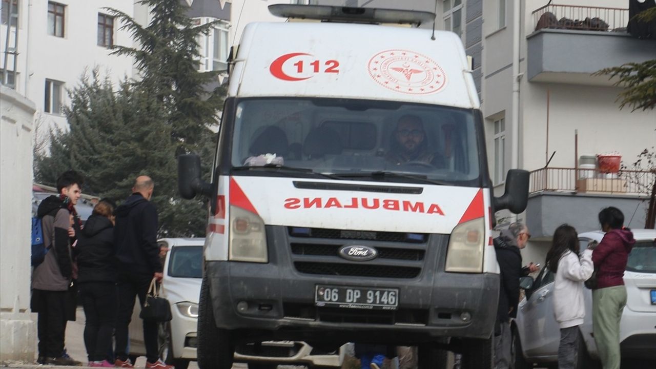 Ankara'nın Keçiören İlçesinde Bir Evde Yangın: 8 Kişi Dumandan Etkilendi