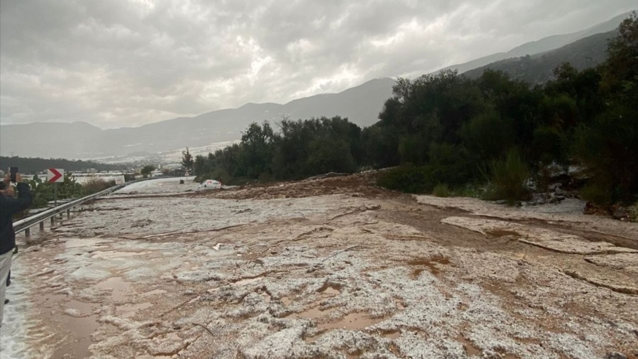 Antalya'da Dolu ve Sağanak Yağışlar Seralara Zarar Verdi