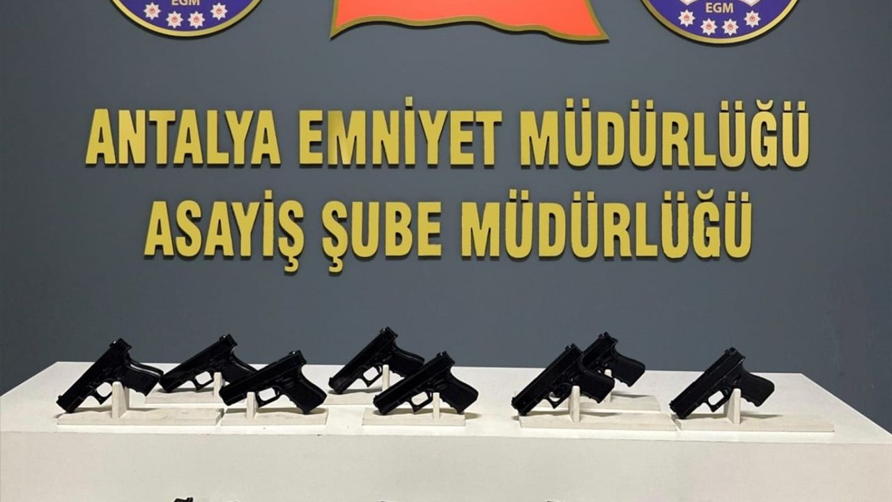 Antalya'da 'Dur' İhtarina Uymayan Sürücünün Araçında 17 Ruhsatsız Tabanca Ele Geçirildi