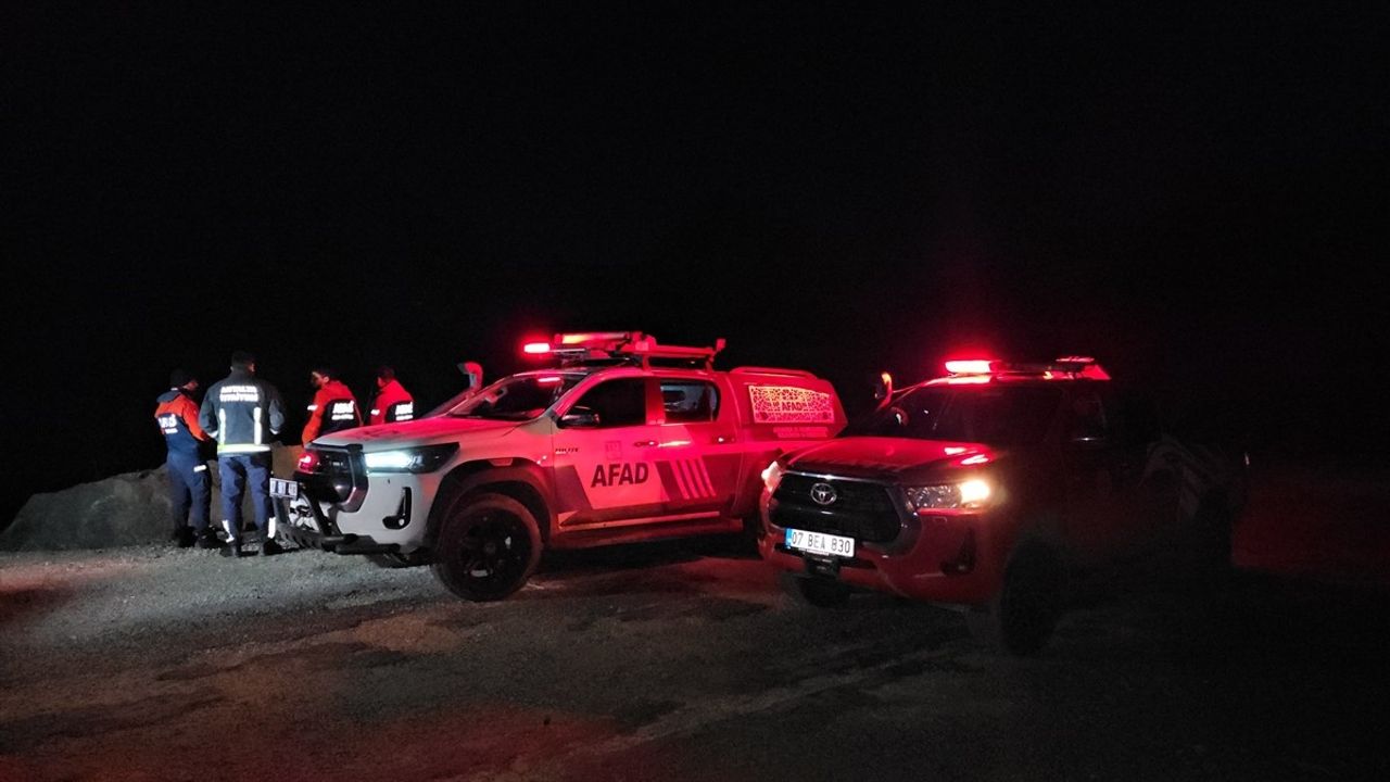 Antalya'da Mantar Toplarken Kayalıktan Düşen Kişi Askeri Helikopterle Kurtarıldı