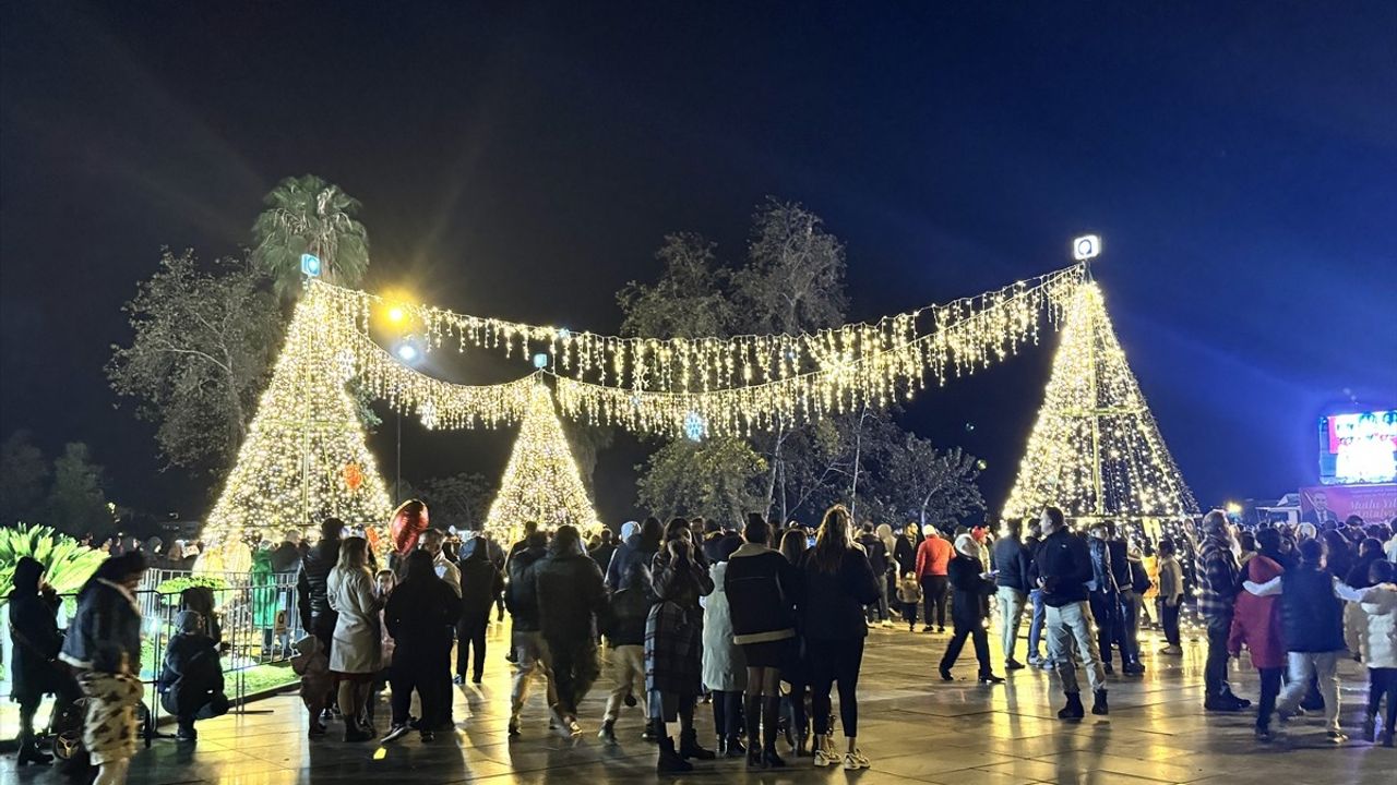 Antalya'da Yeni Yıl Kutlamaları Işık ve Eğlenceyle Renklendi