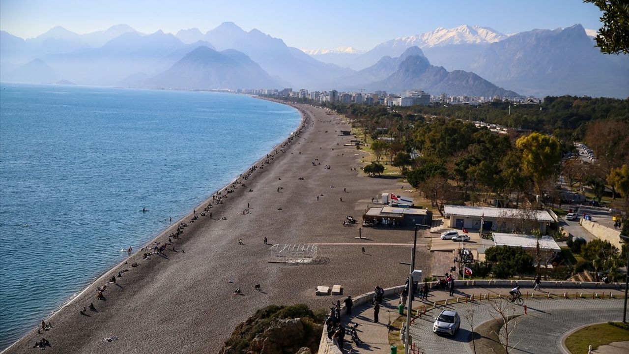 Antalya Sahillerinde Yeni Yılın İlk Günü Yoğunluk