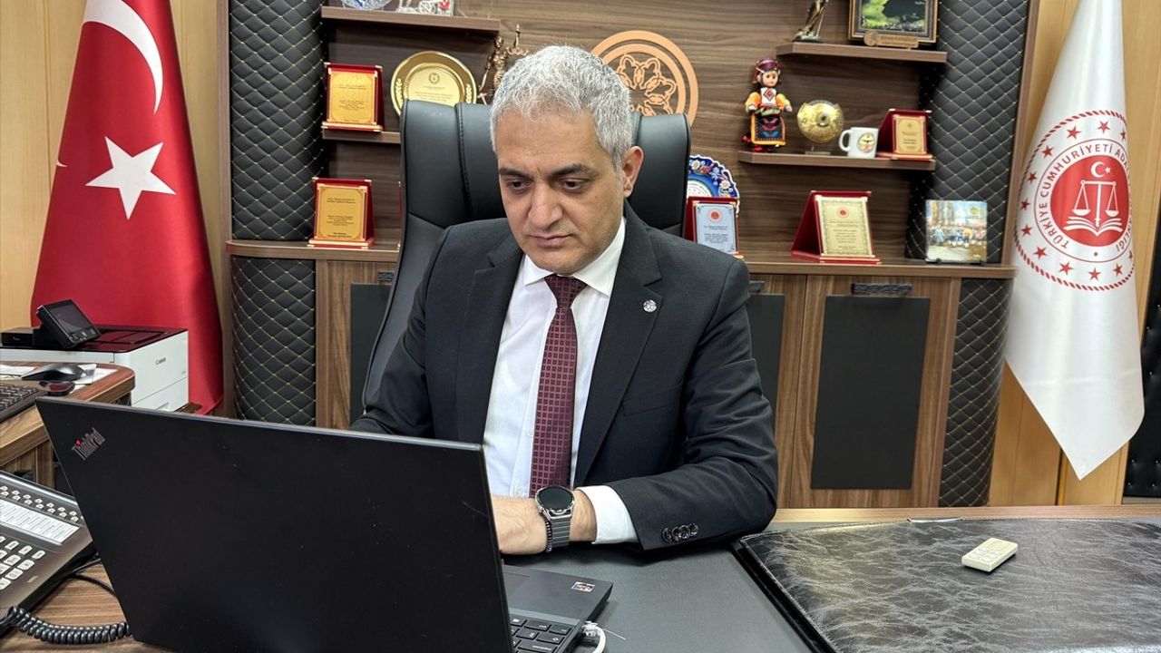 Ardahan Cumhuriyet Başsavcısı Karabulut, Anadolu Ajansı'nın Yılın Kareleri Oylamasına Katıldı