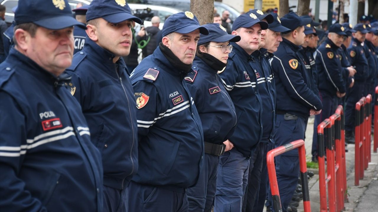 Arnavutluk'ta Eski Başbakan Berisha'ya Destek Gösterisi Düzenlendi
