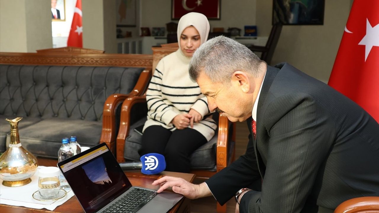 Artvin Valisi Turan Ergün, Anadolu Ajansı'nın Yılın Kareleri Oylamasına Katıldı