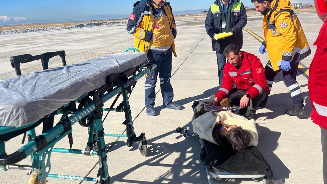 Ateşli Havale Geçiren Çocuk, Ambulans Helikopterle Van'a Sevk Edildi