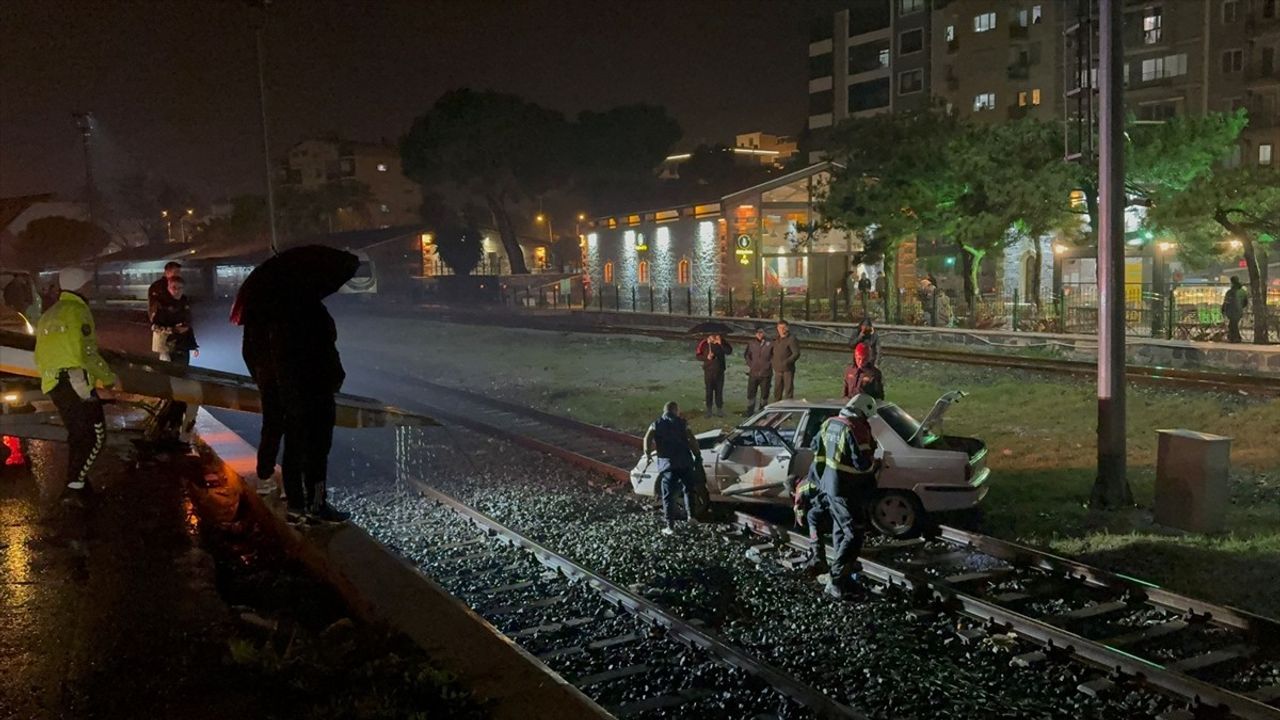 Aydın'da Otomobilin Tren Raylarına Düşme Anı Güvenlik Kamerasında