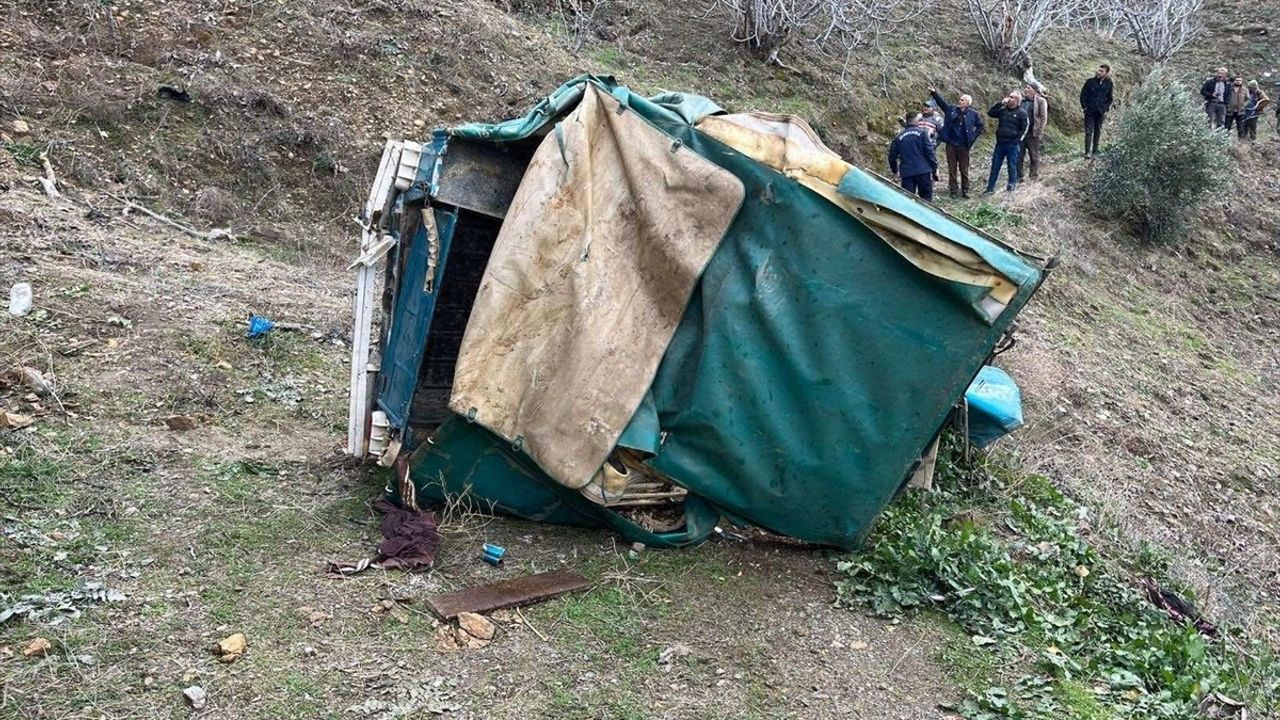 Aydın'da Uçuruma Yuvarlanan Pikap Kazası: 1 Ölü, 6 Yaralı