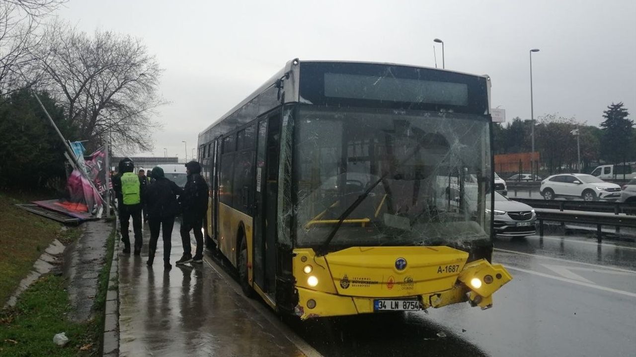 Bahçelievler'de Kontrolden Çıkan İETT Otobüsü Aydınlatma Direği ve Reklam Panosuna Çarptı