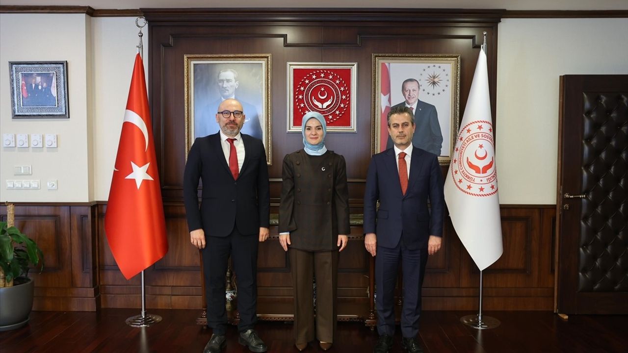 Bakan Göktaş, Sanatçıların Bağışladığı Ödülü Devlet Korumasındaki Çocuklar İçin Teslim Aldı