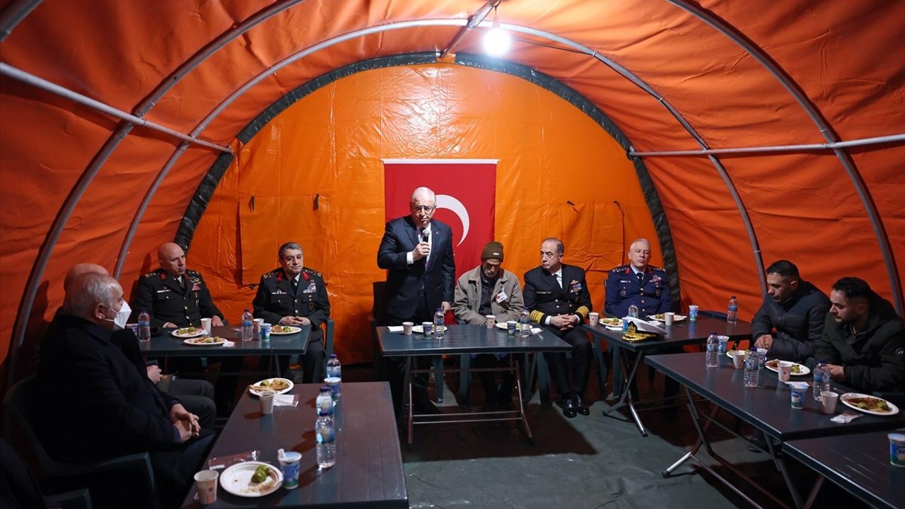 Bakan Güler, Şehit Astsubay Akıncı'nın Ailesine Taziye Ziyareti Gerçekleştirdi