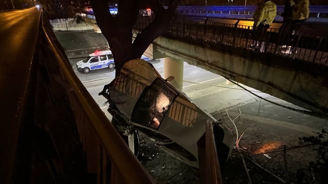 Bakırköy'de Kontrolden Çıkan Otomobil Viyadükten Düştü